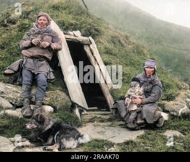Coppia Sami, bambino e cane fuori casa loro. Provengono dall'area artica di Sapmi, che copre le parti settentrionali della Scandinavia e della Russia. Data: Fine Ottocento Foto Stock