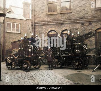 Vigili del fuoco del borgo londinese di Bromley con due macchine antincendio in un cortile. Foto Stock