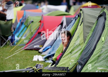 Gli spettatori fanno la fila all'esterno dell'All England Lawn Tennis and Croquet Club di Wimbledon, davanti ai campionati che iniziano il lunedì. Data foto: Domenica 2 luglio 2023. Foto Stock