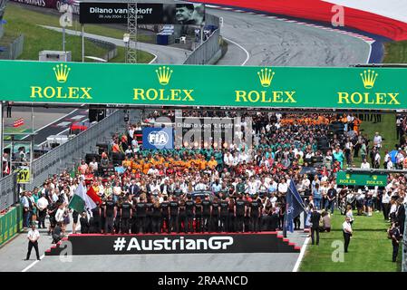 Spielberg, Austria. 2 luglio 2023. La griglia rende omaggio a Dilano van 't Hoff. Campionato del mondo di Formula 1, Rd 10, Gran Premio d'Austria, domenica 2 luglio 2023. Spielberg, Austria. Crediti: James Moy/Alamy Live News Foto Stock