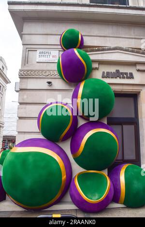 Londra, Regno Unito. 2 luglio 2023. Le gigantesche palle da tennis a tema Wimbledon decorano il Lavazza Cafe nel West End di Londra. Credito: Vuk Valcic/Alamy Live News Foto Stock