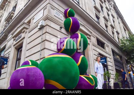 Londra, Regno Unito. 2 luglio 2023. Le gigantesche palle da tennis a tema Wimbledon decorano il Lavazza Cafe nel West End di Londra. Credito: Vuk Valcic/Alamy Live News Foto Stock