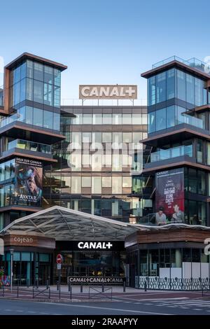 Ingresso alla sede centrale di Canal+, un canale televisivo privato francese a pagamento incentrato sul cinema e lo sport Foto Stock