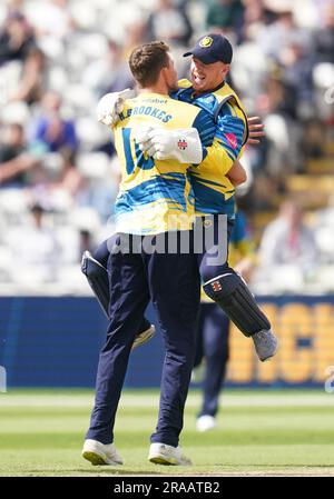 Il capitano dei Birmingham Bears Alex Davies (a destra) festeggia con il lanciatore Henry Brookes dopo aver preso il wicket del battitore dei Durham Ashton Turner durante il Vitality Blast T20 match a Edgbaston, Birmingham. Data foto: Domenica 2 luglio 2023. Foto Stock