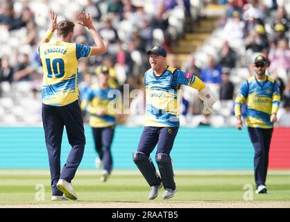 Il capitano dei Birmingham Bears Alex Davies (al centro) festeggia con il lanciatore Henry Brookes (a sinistra) dopo aver preso il wicket di Ashton Turner di Durham durante il Vitality Blast T20 match a Edgbaston, Birmingham. Data foto: Domenica 2 luglio 2023. Foto Stock