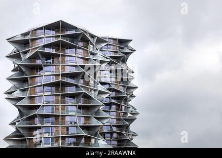 Alto e moderno edificio residenziale affacciato su un cielo grigio. Torre Cactus nella città di Copenaghen. Foto Stock