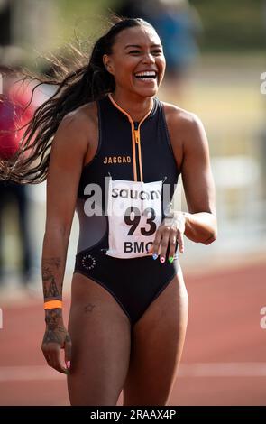 Morgan Mitchell, australiana, gareggia nella gara femminile 800m B al British Milers Club Grand Prix, Woodside Stadium Watford, Inghilterra Regno Unito sulla 1 Foto Stock