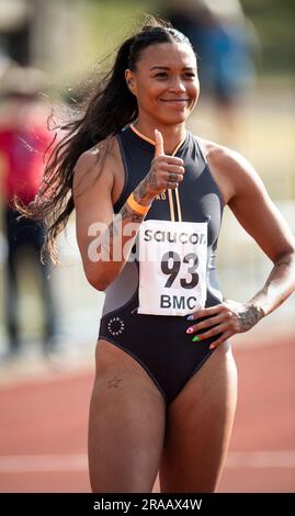 Morgan Mitchell, australiana, gareggia nella gara femminile 800m B al British Milers Club Grand Prix, Woodside Stadium Watford, Inghilterra Regno Unito sulla 1 Foto Stock