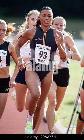 Morgan Mitchell, australiana, gareggia nella gara femminile 800m B al British Milers Club Grand Prix, Woodside Stadium Watford, Inghilterra Regno Unito sulla 1 Foto Stock
