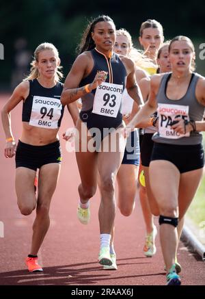 Morgan Mitchell, australiana, gareggia nella gara femminile 800m B al British Milers Club Grand Prix, Woodside Stadium Watford, Inghilterra Regno Unito sulla 1 Foto Stock