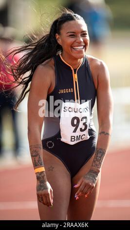 Morgan Mitchell, australiana, gareggia nella gara femminile 800m B al British Milers Club Grand Prix, Woodside Stadium Watford, Inghilterra Regno Unito sulla 1 Foto Stock