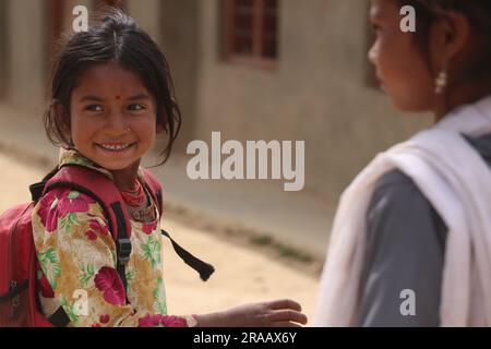 Scolaresche del Nepal, studenti della Nepalese School nelle montagne dell'Himalaya Foto Stock