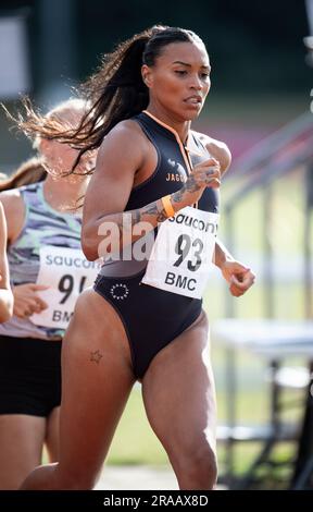 Morgan Mitchell, australiana, gareggia nella gara femminile 800m B al British Milers Club Grand Prix, Woodside Stadium Watford, Inghilterra Regno Unito sulla 1 Foto Stock