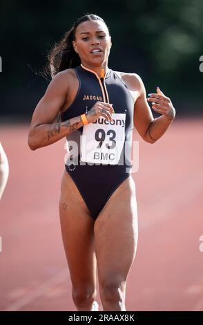 Morgan Mitchell, australiana, gareggia nella gara femminile 800m B al British Milers Club Grand Prix, Woodside Stadium Watford, Inghilterra Regno Unito sulla 1 Foto Stock