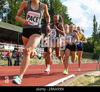 Morgan Mitchell, australiana, gareggia nella gara femminile 800m B al British Milers Club Grand Prix, Woodside Stadium Watford, Inghilterra Regno Unito sulla 1 Foto Stock