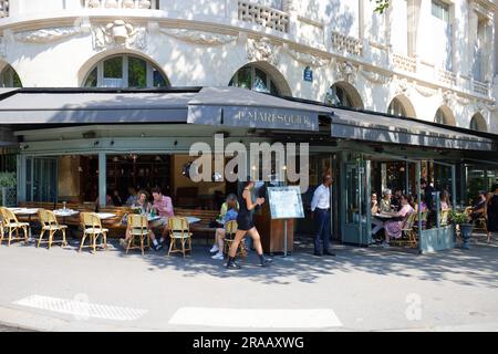 Parigi, Francia-24 giugno 2023: Le Maresquier è un tradizionale caffè francese situato vicino alla chiesa di Sant'Augustin nell'ottavo distretto di Parigi. Foto Stock