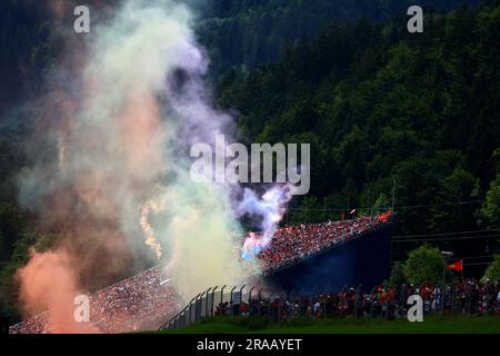 Atmosfera del circuito - ventilatori nella tribuna. Campionato del mondo di Formula 1, Rd 10, Gran Premio d'Austria, domenica 2 luglio 2023. Spielberg, Austria. Foto Stock