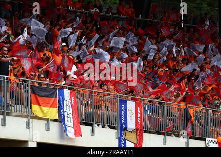 Atmosfera del circuito - ventilatori nella tribuna. Campionato del mondo di Formula 1, Rd 10, Gran Premio d'Austria, domenica 2 luglio 2023. Spielberg, Austria. Foto Stock