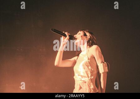 Roskilde, Danimarca. 1 luglio 2023. La cantante americana Caroline Polachek esegue un concerto dal vivo durante il festival di musica danese Roskilde Festival 2023 a Roskilde. (Foto: Gonzales Photo - Lasse Lagoni). Foto Stock