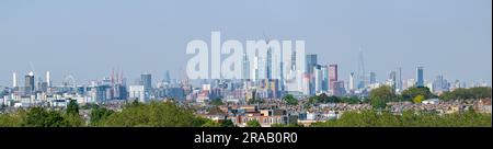 Un insolito panorama di Londra, con la centrale elettrica di Battersea, il London Eye, la City di Londra, la Cattedrale di St Paul e i Docklands Foto Stock