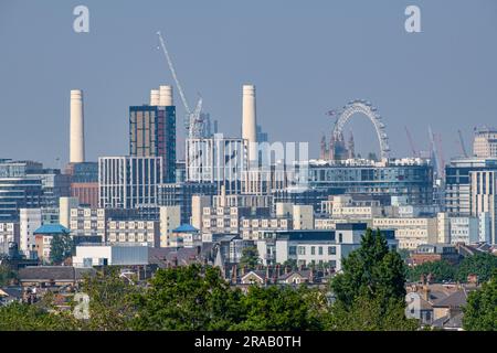 Una vista insolita dai punti di riferimento del Wandsworth Common di Londra - London Eye, Battersea Power Station, House of Commons, uffici e case residenziali Foto Stock