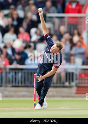 2 luglio 2023; Old Trafford Cricket Ground, Manchester, Inghilterra: Vitality Blast T20 League Cricket, Lancashire Lightning contro Northamptonshire Steelbacks; Tom Taylor del Northamptonshire Steelbacks bowling Foto Stock