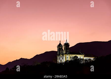 Storica chiesa in stile barocco in cima alla collina di Ouro Preto, Minas Gerais durante il tramonto Foto Stock