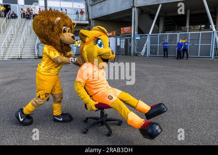 KERKRADE - tifosi di calcio davanti all'amichevole partita internazionale femminile tra Paesi Bassi e Belgio allo Stadio Parkstad Limburg il 2 luglio 2023 a Kerkrade, Paesi Bassi. Gli OranjeLeeuwinnen si stanno preparando per la Coppa del mondo in Australia e nuova Zelanda. ANP MARCEL VAN HOORN Foto Stock