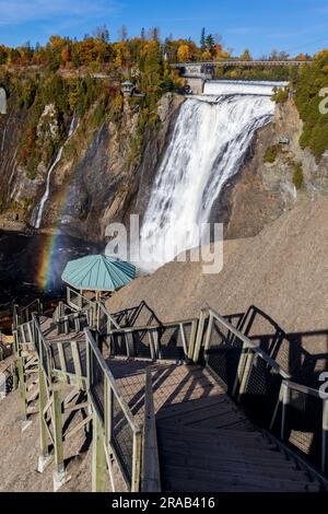 Momorency Falls sfocia nel St Fiume Lawrence vicino all'isola di Orléan Foto Stock