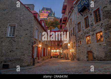 Il punto centrale che attrae tutti i turisti nella città vecchia di Quebec è il castello di Frontenac e la sua terrazza. Foto Stock