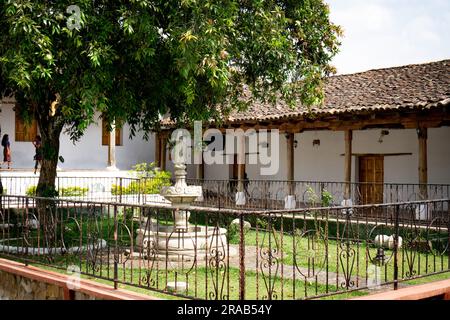 Cortile del Convento di Santo Tomas a Chichicastenango, Guatemala Foto Stock