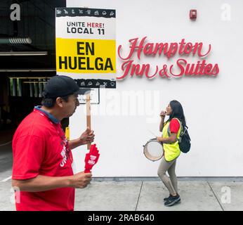 Santa Monica, California, USA. 2 luglio 2023. I lavoratori dell'hotel picchetto fuori dall'Hampton Inn & Suites Santa Monical il primo giorno di uno sciopero che ha colpito dozzine di hotel a Los Angeles. UNISCI QUI Local 11 chiede un aumento salariale di 10 dollari all'ora per tenere il passo con l'aumento vertiginoso dei costi di alloggio, assistenza sanitaria familiare a prezzi accessibili, una pensione che consentirà ai lavoratori di andare in pensione con dignità e un carico di lavoro equo e umano. (Immagine di credito: © Brian Cahn/ZUMA Press Wire) SOLO USO EDITORIALE! Non per USO commerciale! Foto Stock