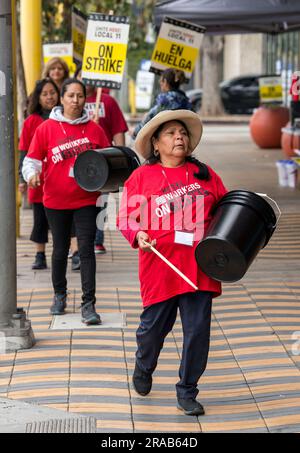 Santa Monica, California, USA. 2 luglio 2023. I lavoratori dell'hotel picchetto fuori dall'Hampton Inn & Suites Santa Monical il primo giorno di uno sciopero che ha colpito dozzine di hotel a Los Angeles. UNISCI QUI Local 11 chiede un aumento salariale di 10 dollari all'ora per tenere il passo con l'aumento vertiginoso dei costi di alloggio, assistenza sanitaria familiare a prezzi accessibili, una pensione che consentirà ai lavoratori di andare in pensione con dignità e un carico di lavoro equo e umano. (Immagine di credito: © Brian Cahn/ZUMA Press Wire) SOLO USO EDITORIALE! Non per USO commerciale! Foto Stock