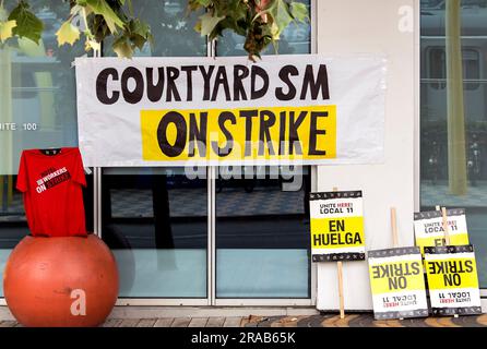 Santa Monica, California, USA. 2 luglio 2023. I lavoratori dell'hotel picchettano fuori dal Courtyard Marriott Santa Monical il primo giorno di uno sciopero che ha colpito dozzine di hotel a Los Angeles. UNISCI QUI Local 11 chiede un aumento salariale di 10 dollari all'ora per tenere il passo con l'aumento vertiginoso dei costi di alloggio, assistenza sanitaria familiare a prezzi accessibili, una pensione che consentirà ai lavoratori di andare in pensione con dignità e un carico di lavoro equo e umano. (Immagine di credito: © Brian Cahn/ZUMA Press Wire) SOLO USO EDITORIALE! Non per USO commerciale! Foto Stock