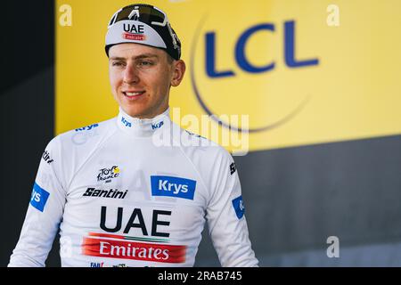 San Sebastian, Spagna. 2 luglio 2023. Foto di Alex Whitehead/SWpix.com - 02/07/2023 - Ciclismo - Tour de France 2023 - tappa 2: Vitoria-Gasteiz a San Sebastian (208 km) - Tadej Pogacar dell'UAE Team Emirates nella foto della maglia dei giovani piloti bianchi. Credito: SWpix/Alamy Live News Foto Stock