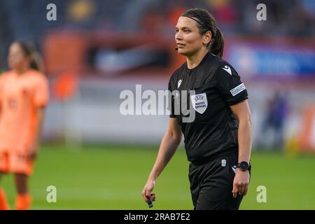 Kerkrade, Paesi Bassi. 2 luglio 2023. KERKRADE, PAESI BASSI - 2 LUGLIO: L'arbitro Angelika Soder durante l'amichevole internazionale femminile tra Paesi Bassi e Belgio al Parkstad Limburg Stadion il 2 luglio 2023 a Kerkrade, Paesi Bassi (foto di Joris Verwijst/Orange Pictures) credito: Orange Pics BV/Alamy Live News Foto Stock