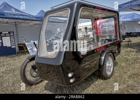 Motocicletta Hearse abbinata a un trike Harley Davidson che si occupa degli allestimenti funebri dei motociclisti. Inghilterra Regno Unito Foto Stock