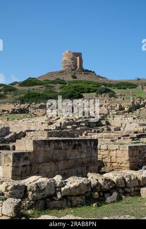 Torre di San Giovanni nel sito archeologico di Tharros nella Sardegna occidentale, Italia Foto Stock