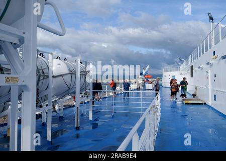 A bordo di un traghetto Grimaldi Lines da Olbia, in Sardegna, a Livorno, in Toscana, mostra l'area di allenamento per cani sulla destra Foto Stock