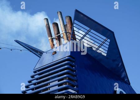 Convogliare i tubi di scarico e il fumo che sale da essi Foto Stock