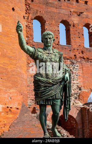 Porta Palatina, porta Palatina di Torino con la statua dell'Imperatore Romano Augusto Cesare, Torino, Piemonte, Italia Foto Stock