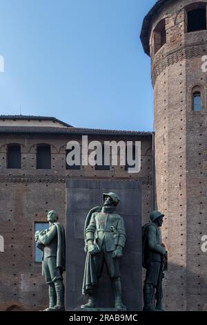 Memoriale di Torino al Monumento del Principe Emanuele Filiberto, Duca d'Aosta che mostra i soldati in Piazza Castello, Torino, Italia Foto Stock