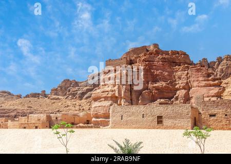 Strada della città vecchia di al Ula con mura del castello sulla collina, provincia di Medina, Arabia Saudita Foto Stock