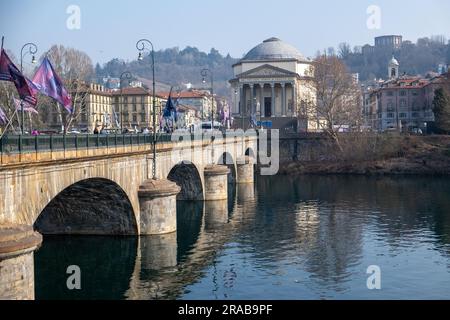 Ponte Vittorio Emanuele i attraverso il fiume po che conduce verso la chiesa della Gran madre di Dio, che è stata descritta nel film il lavoro italiano con Mic Foto Stock