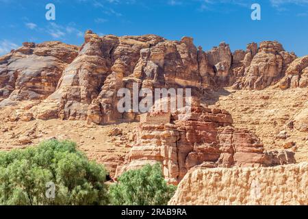 Mura del castello della città vecchia di al Ula sulla collina, provincia di Medina, Arabia Saudita Foto Stock