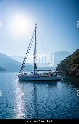 Fethiye, Turchia - 6 giugno 2023: Una scena costiera a Gemiler Island o St Nicholas Island con yacht vicino a Fethiye, Turchia. Foto Stock