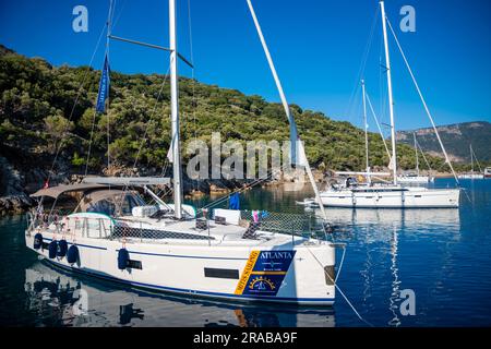 Fethiye, Turchia - 6 giugno 2023: Una scena costiera a Gemiler Island o St Nicholas Island con yacht vicino a Fethiye, Turchia. Foto Stock