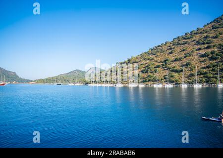 Fethiye, Turchia - 6 giugno 2023: Una scena costiera a Gemiler Island o St Nicholas Island con yacht vicino a Fethiye, Turchia. Foto Stock