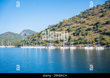 Fethiye, Turchia - 6 giugno 2023: Una scena costiera a Gemiler Island o St Nicholas Island con yacht vicino a Fethiye, Turchia. Foto Stock