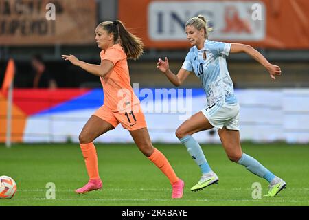 Kerkrade, Paesi Bassi. 2 luglio 2023. La olandese Lieke Martens e la belga Justine Vanhaevermaet fotografate in azione durante una partita di calcio amichevole tra i Paesi Bassi e la nazionale femminile belga, i Red Flames, domenica 2 luglio 2023 a Kerkrade. BELGA PHOTO DAVID CATRY Credit: Belga News Agency/Alamy Live News Foto Stock